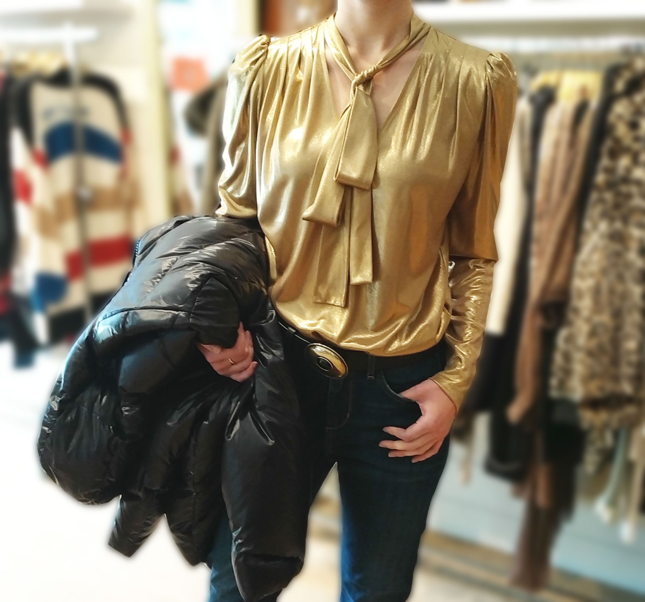 Blouse dorée col lavallière