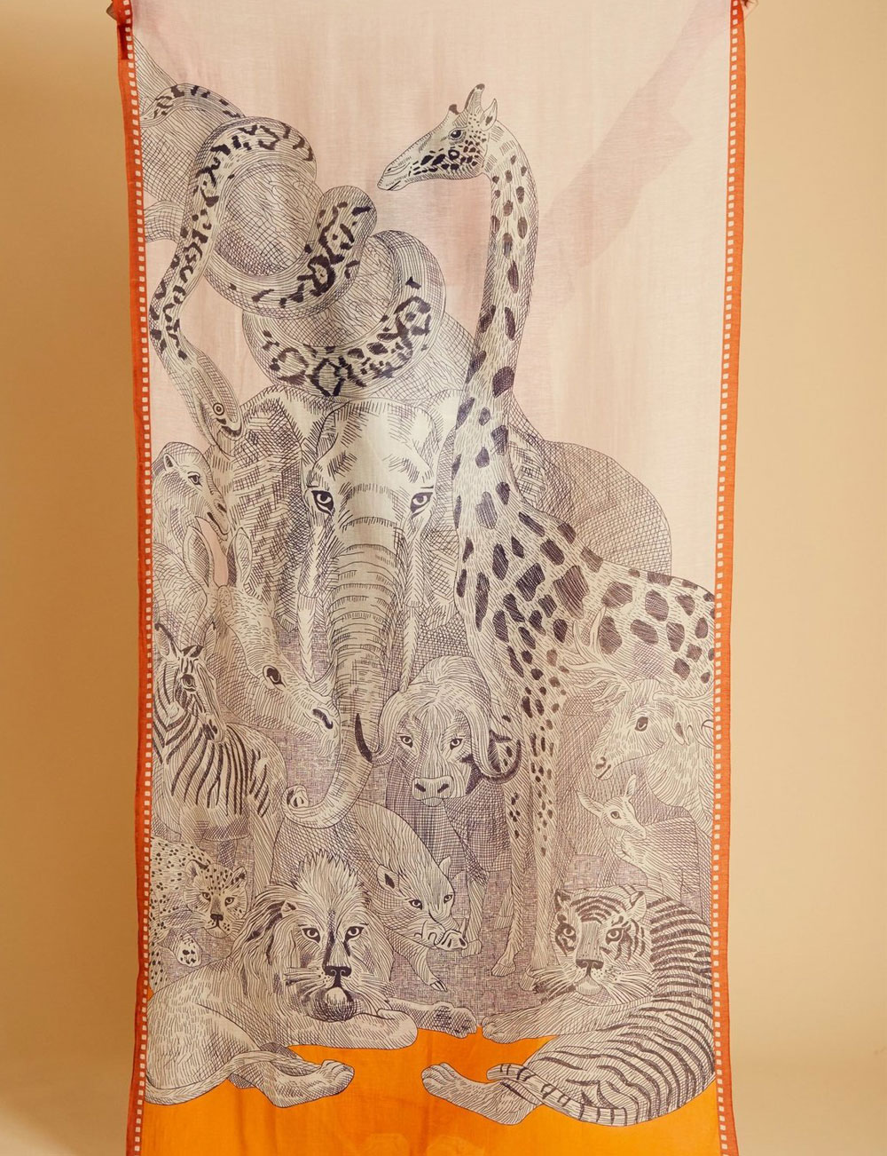 Foulard rectangle Balto orange pour femme motif animalier Inoui Editions